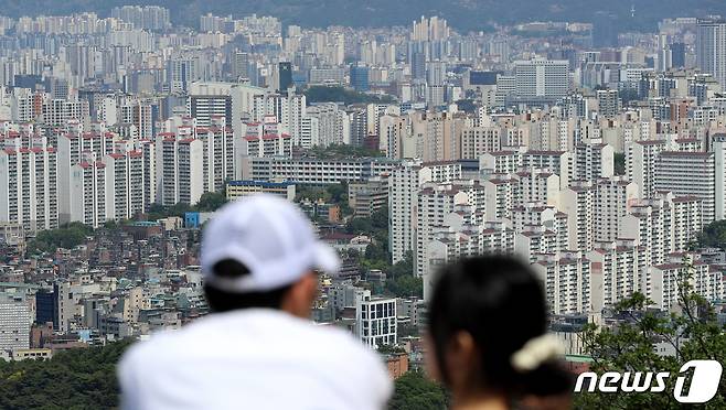 서울 중구 남산 전망대를 찾은 관광객들이 도심 속 아파트 단지를 바라보고 있다. ⓒ News1 장수영 기자