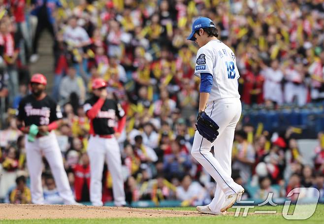 26일 오후 대구 삼성라이온즈파크에서 열린 프로야구 '2024 신한 SOL 뱅크 KBO 포스트시즌' 한국시리즈 4차전 KIA 타이거즈와 삼성 라이온즈의 경기 3회초 KIA 공격 무사 만루 상황에서 삼성 선발 원태인이 투구를 준비하고 있다. 2024.10.26/뉴스1 ⓒ News1 장수영 기자