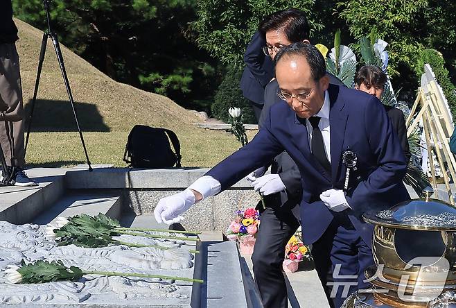 국민의힘 추경호 원내대표가 26일 서울 동작구 국립서울현충원 박정희대통령 묘역에서 열린 박정희 전 대통령 서거 제45주기 추도식에서 헌화·분향을 위해 묘역으로 향하고 있다. 2024.10.26/뉴스1 ⓒ News1 박정호 기자