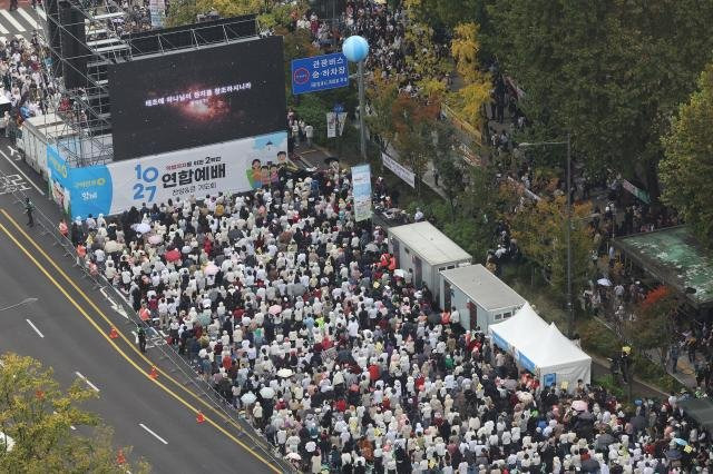 27일 오후 서울 중구 서울광장 일대에서 개신교계 임의 단체인 '한국교회 200만 연합예배 및 큰 기도회 조직위원회'가 동성결혼 합법화와 차별금지법 제정 반대를 촉구하는 집회를 열고 있다. [사진=연합뉴스]