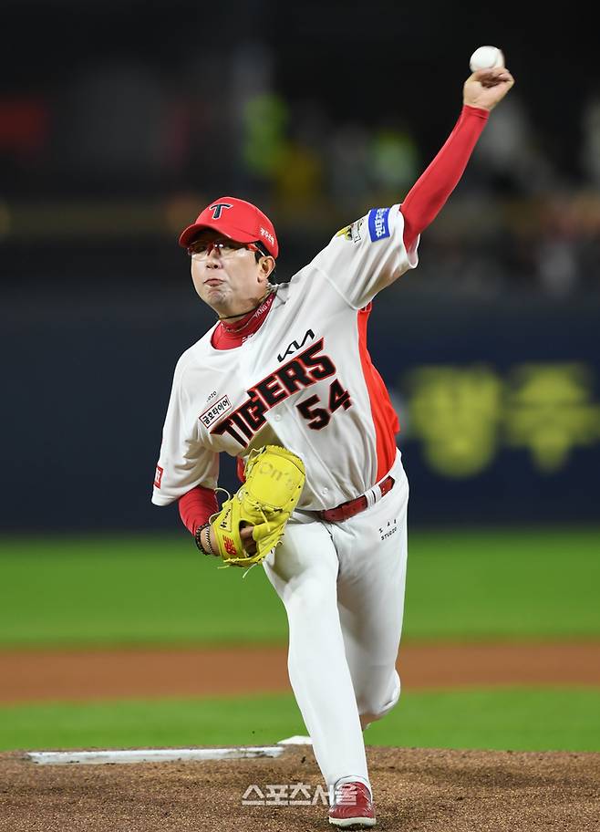 KIA 선발투수 양현종이 23일 광주기아챔피언스필드에서 열린 삼성과 2024 KBO 한국시리즈 2차전에서 역투하고 있다. 광주 | 최승섭기자 thunder@sportsseoul.com