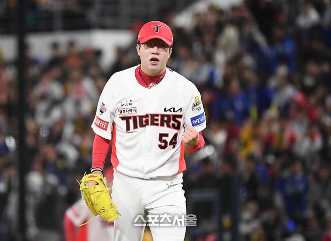 KIA 양현종이 23일 광주기아챔피언스필드에서 열린 삼성과 2024 KBO 한국시리즈 2차전 5회초 2사 상대 김영웅을 삼진처리한 후 환호하고 있다. 광주 | 최승섭기자 thunder@sportsseoul.com