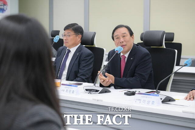 지난 25일 시청 집현실에서 최민호 시장 주재로 세종참여자치시민연대를 비롯한 세종시민단체연대회의와 간담회를 열고 있다. /세종시