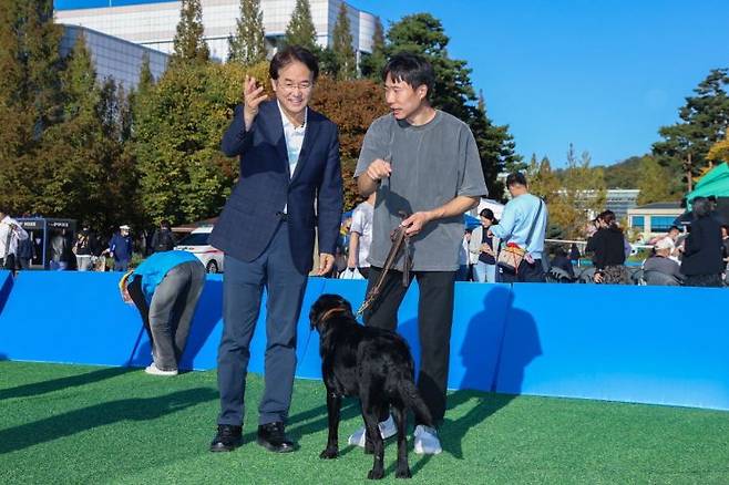 이동환 고양특례시장 지난 26일 열린 '2024고양 동물교감치유 문화제'에 참석해 어질리티에 관한 설명을 듣고 있다. ＜사진=고양특례시＞