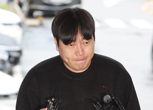 인터넷 불법 도박 사실을 고백한 코미디언 이진호가 22일 오후 관련 조사를 받기 위해 서울 강남경찰서로 출석하고 있다. /연합뉴스