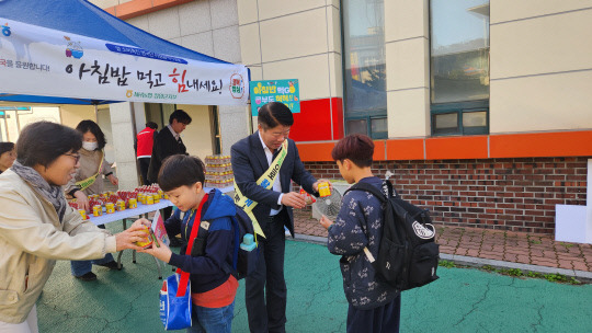 NH농협 청양군지부(지부장 이동수)가 청양교육청과 공동으로 등교하는 초·중·고학생들을 대상으로 '아침밥 먹고 힘내세요'캠페인을 이어가고 있다. NH농협 청양군지부 제공