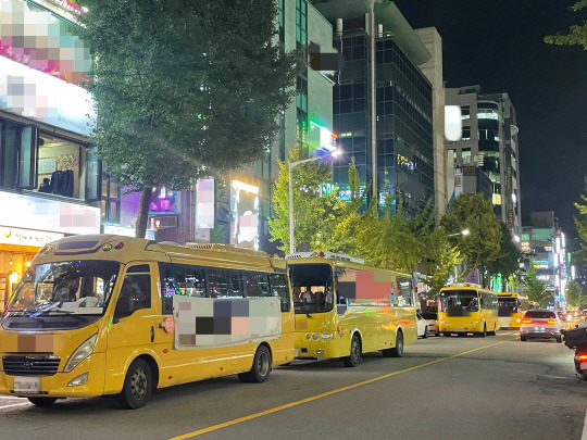 대전 서구 둔산동 학원 밀집 지역에 학원 차들이 도로를 점령한 모습. 유가인 기자.