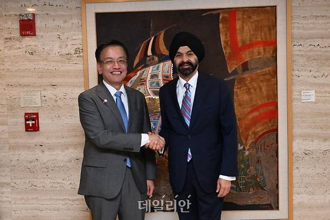 G20 재무장관회의 참석차 미국 워싱턴D.C.를 방문 중인 최상목 부총리 겸 기획재정부 장관이 25일(현지시간) 세계은행(WB)에서 아제이 방가 세계은행 총재와 면담에 앞서 악수하며 기념사진을 찍고 있다. ⓒ기획재정부