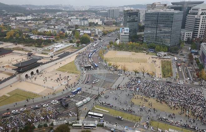 한국교회연합이 27일 서울 종로구 광화문 일대에서 포괄적 차별금지법 제정 저지 집회를 하고 있다. 한국교회연합의 초대형 연합 예배는 광화문 세종대로와 서울역 광장 일대 등 7개 도로, 여의도 일대 여의대로 등 4개 도로에서 동성결혼 합법화·차별금지법 제정 저지를 위한 기도와 예배 및 집회를 하고 있다. 2024.10.27 서울=뉴시스