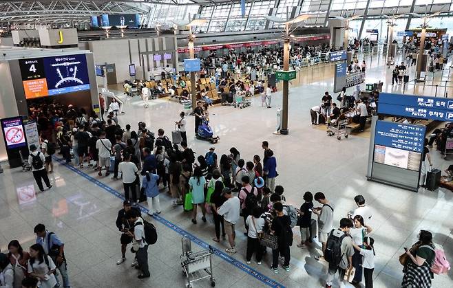 인천국제공항 제1여객터미널 출국장에서 여행객들이 붐비고 있다. 뉴시스