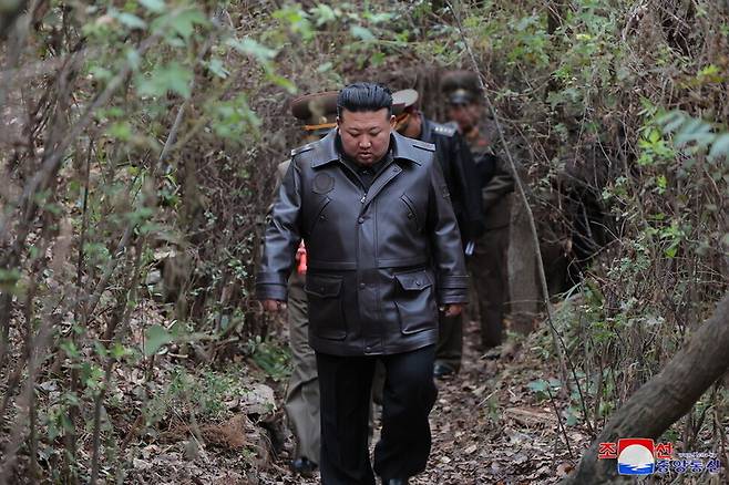 지난 23일 북한의 어느 비공개 장소에서 김정은 북한 국무위원장이 전략 미사일 기지를 시찰하고 있다. 조선중앙통신 연합뉴스