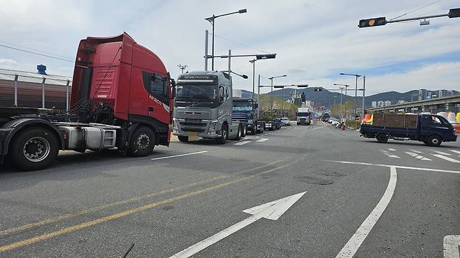 부산 남구 우암동의 우암부두 임시 화물차 주차장 근처 도로변에 화물차들이 무단 주차한 모습. 김영동 기자