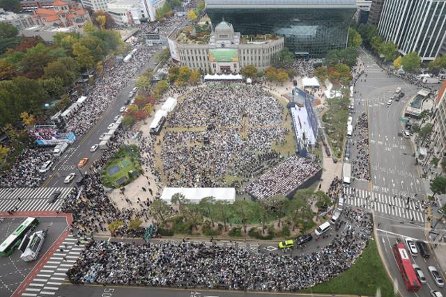 27일 서울 중구 서울광장 일대에서 개신교계 임의 단체인 '한국교회 200만 연합예배 및 큰 기도회 조직위원회'가 동성결혼 합법화와 차별금지법 제정 반대를 촉구하는 집회를 열고 있다. 연합뉴스