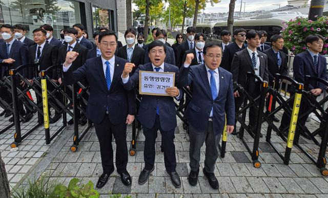 국회 법제사법위원회 소속 더불어민주당 이성윤(앞줄 가운데) 의원 등이 21일 오후 서울 용산구 대통령 관저 인근에서 김건희 여사에 대한 동행명령장을 전달하기 위해 이동하던 중 경찰에 막히자 구호를 외치고 있다. 뉴스1