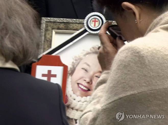 &nbsp;27일 고 김수미의 영결식이 열린 서울 한양대병원 장례식장에서 유족이 영정사진을 들고 있다.사진=연합뉴스