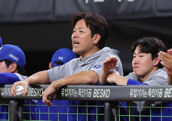 벤치에서 열정적으로 응원하고 있는 삼성 강민호(가운데). 뉴스1