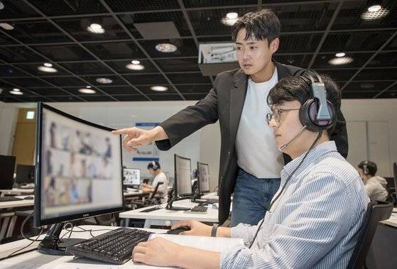 지난 19일 경기도 용인시에 있는 삼성전자 인재개발원에서 감독관들이 삼성직무적성검사(GSAT) 응시자들을 대상으로 예비 소집을 진행하고 있다. 삼성전자