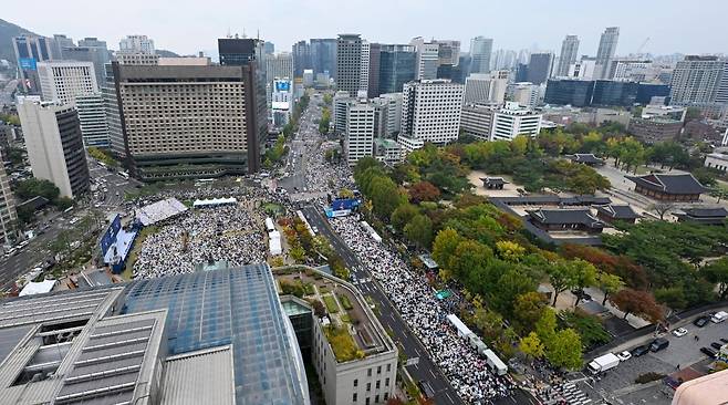 27일 서울 중구 서울광장 일대에서 한국교회연합 신도들이 동성혼과 차별금지법 제정 반대를 촉구하는 집회를 열고 있다. /이솔 기자