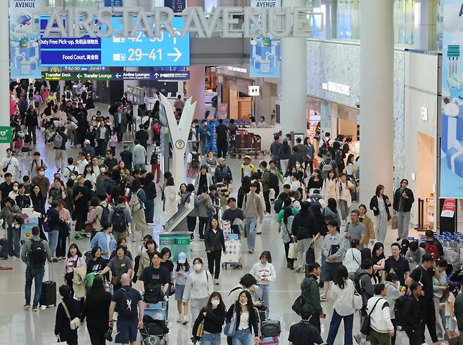 사진=인천국제공항 1여객터미널 면세구역이 여행객들로 붐비고 있다.  임대철 기자