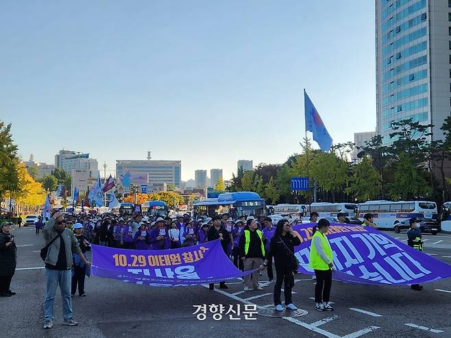 10·29 이태원참사 유가족협의회와 시민대책회의가 26일 오후 서울 용산구 이태원역 1번 출구 앞에서 행진을 시작해 대통령실 앞을 지나 10·29 이태원참사 진상규명과 재발 방지를 위한 특별조사위원회로 향하고 있다. 배시은 기자