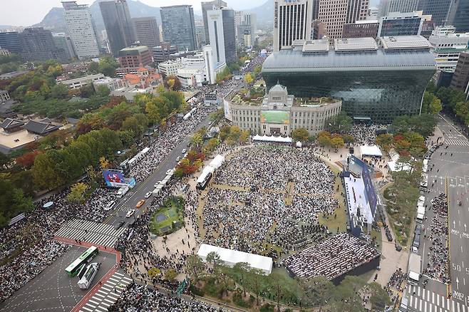 개신교계 임의 단체인 ‘한국교회 200만 연합예배 및 큰 기도회 조직위원회’가 27일 오후 서울 중구 서울광장 일대에서 동성결혼 합법화와 차별금지법 제정 반대를 촉구하는 집회를 열고 있다. 연합뉴스