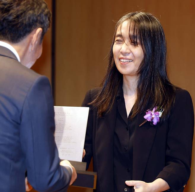 Nobel laureate Han Kang (right) accepts the Pony Chung Innovation Award from Chung Mong-gyu, HDC Group chairman and founder of the Pony Chung Foundation, at the Pony Chung Innovation Award ceremony held at Pony Chung Hall in Seoul on Thursday. (Joint Press Corps)