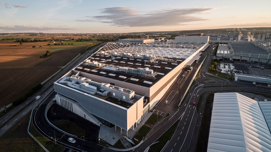 Factory 56 has more than 12,000 photovoltaic modules installed on the roof. [MERCEDES-BENZ KOREA]