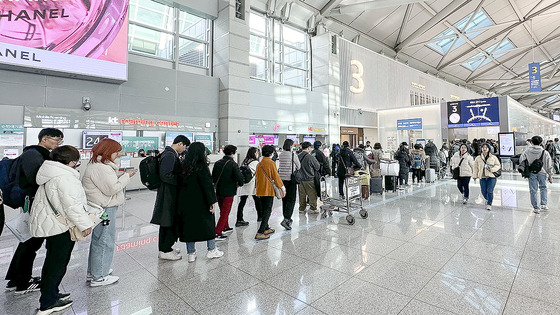 People line up at Incheon International Airport. Photo is unrelated to the article. [JOONGANG ILBO]