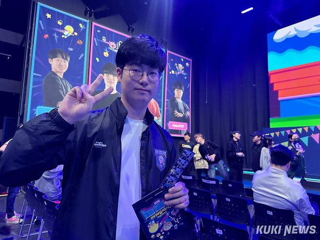 27일 서울 잠실동 비타500 콜로세움에서 데브시스터즈 쿠키런: 오븐브레이크 e스포츠 대회 &nbsp;‘2024 쿠림픽’이 열렸다. 아포피스(Apophis) 선수가 기념사진을 촬영하고 있. 사진=유채리 기자