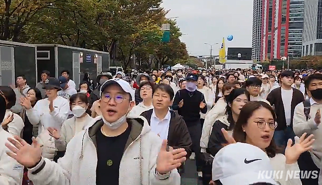 '여의도광장에서 예배드리는 성도들'‘1027 한국교회 200만 연합예배 및 큰 기도회 조직위원회’가 주최한 연합예배는 애초 광화문광장에서 서울시청 그리고 서울역 일대에서 열릴 예정이었으나, 참석자 수가 많아지며 안전 등을 이유로 여의도 국회의사당과 여의도공원 일대로 확장·분산 개최됐다. 여의도에는 광화문 현장이 생중계됐다.(사진=구미남교회 제공)