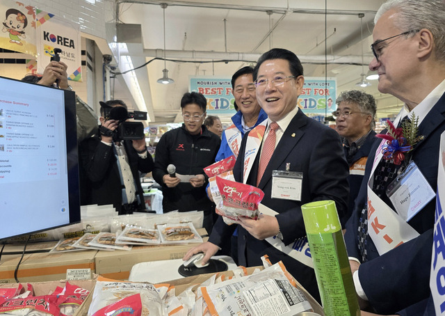 미국을 방문 중인 김영록 전라남도지사가 26일(현지시간) H-마트 리지필드점에서 열린 ‘H-마트 온라인몰 전남식품관 개설 및 판촉행사’에 참석, 시설 내부를 둘러보고 있다. 전남도 제공