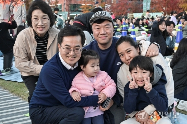 김동연 경기도지사가 26일 의정부시에 있는 경기도 북부청사 경기평화광장에서 ‘제7회 도민의 날’ 기념 행사인 ‘10월 어느 멋진 날 도민 피크닉’에 참석해 맞손토크 시간을 갖고 도민들과 대화를 나누고 기념사진을 촬영하고 있다. 홍기웅기자