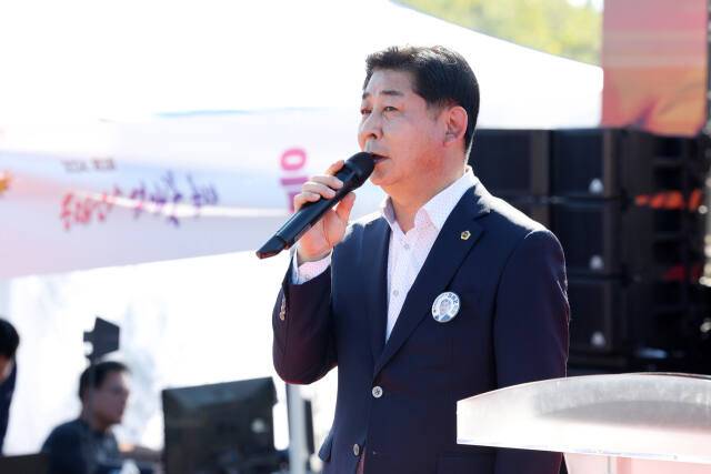 정해권 인천시의회 의장(국민의힘·연수1)이 지난 26일 인천 연수구 동춘1동 봉재산 억새군락지에서 열린 ‘제2회 봉재산 억새꽃 축제’에서 인사말을 하고 있다. 인천시의회 제공
