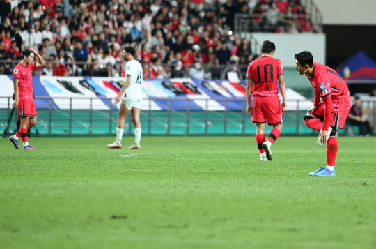 지난 9월 5일 서울월드컵경기장에서 열린 2026 FIFA 북중미 월드컵 3차 예선 대한민국 대 팔레스타인의 경기에서 무승부를 기록한 축구대표팀 선수들이 아쉬워하고 있다. 연합뉴스