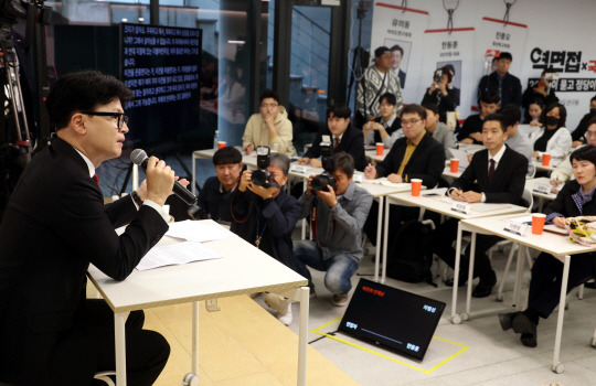 한동훈(왼쪽) 국민의힘 대표가 27일 오후 서울 성동구 성수동의 한 공유사무실에서 열린 ‘역면접x국민의힘, 2030이 묻고 정당이 답하다’ 행사에서 참석자들의 질문에 답변하고 있다. 뉴시스