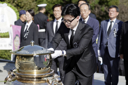 한동훈 국민의힘 대표가 26일 서울 동작구 국립현충원 박정희 전 대통령 묘역에서 열린 45주기 추도식에 참석해 분향하고 있다. 뉴시스