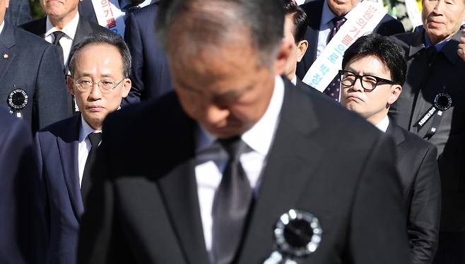 한동훈 국민의힘 대표(오른쪽)와 추경호 원내대표가 26일 오전 서울 동작구 국립서울현충원에서 열린 박정희 전 대통령 서거 45주기 추모식에 참석해 헌화 및 분향을 하기 위해 기다리고 있다. [연합]