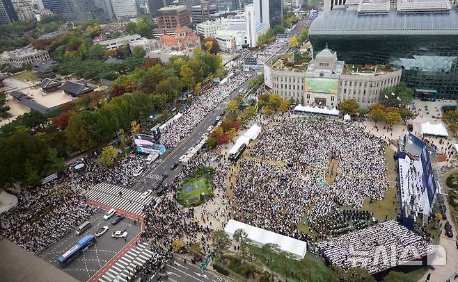 [서울=뉴시스] 홍효식 기자 = 27일 서울 세종대로에서 한국교회연합이 주최한 악법 저지를 위한 200만 연합예배 및 큰 기도회가 열리고 있다. 2024.10.27. yesphoto@newsis.com