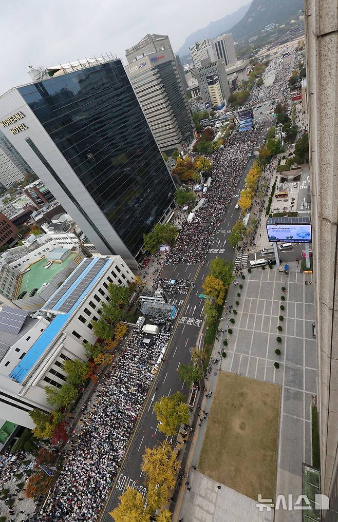 [서울=뉴시스] 홍효식 기자 = 27일 서울 세종대로에서 한국교회연합이 주최한 악법 저지를 위한 200만 연합예배 및 큰 기도회가 열리고 있다. 2024.10.27. yesphoto@newsis.com