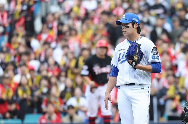 26일 오후 대구 삼성라이온즈파크에서 열린 2024 신한 SOL뱅크 KBO 포스트시즌 한국시리즈 4차전 KIA 타이거즈와 삼성 라이온즈의 경기. 3회초 삼성 선발투수 원태인이 강판 전 난감한 표정을 짓고 있다. 연합뉴스