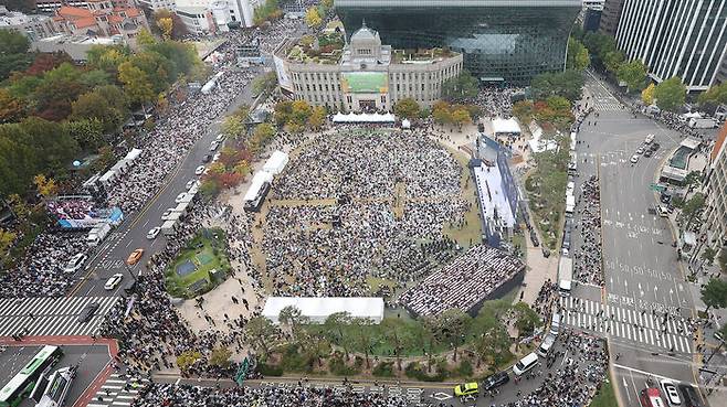 27일 서울광장 일대에서 개신교계 임의 단체인 '한국교회 200만 연합예배 및 큰 기도회 조직위원회'가 동성결혼 합법화와 차별금지법 제정 반대를 촉구하는 집회를 열고 있다.