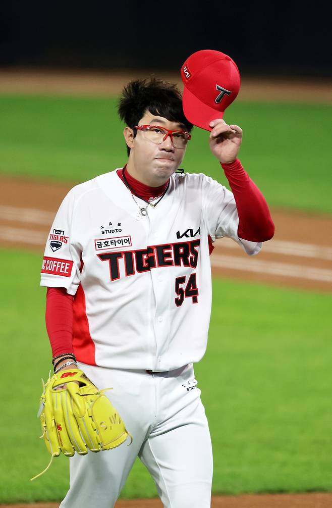 지난 23일 광주 기아챔피언스필드에서 열린 2024 신한 SOL뱅크 KBO 포스트시즌 한국시리즈 2차전 삼성 라이온즈와 KIA 타이거즈의 경기. KIA 선발투수 양현종이 6회초에 교체되며 연호하는 관중들에게 인사하고 있다. 연합뉴스
