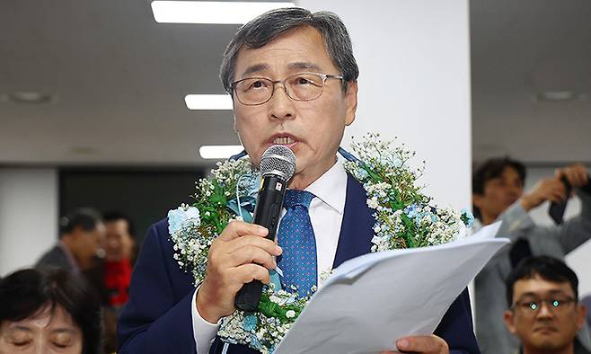 서울시교육감 보궐선거일인 지난 16일 당시 정근식 후보가 서울 마포구에 마련된 사무실에서 당선이 확실시되자 인사말을 하고 있다. 연합뉴스