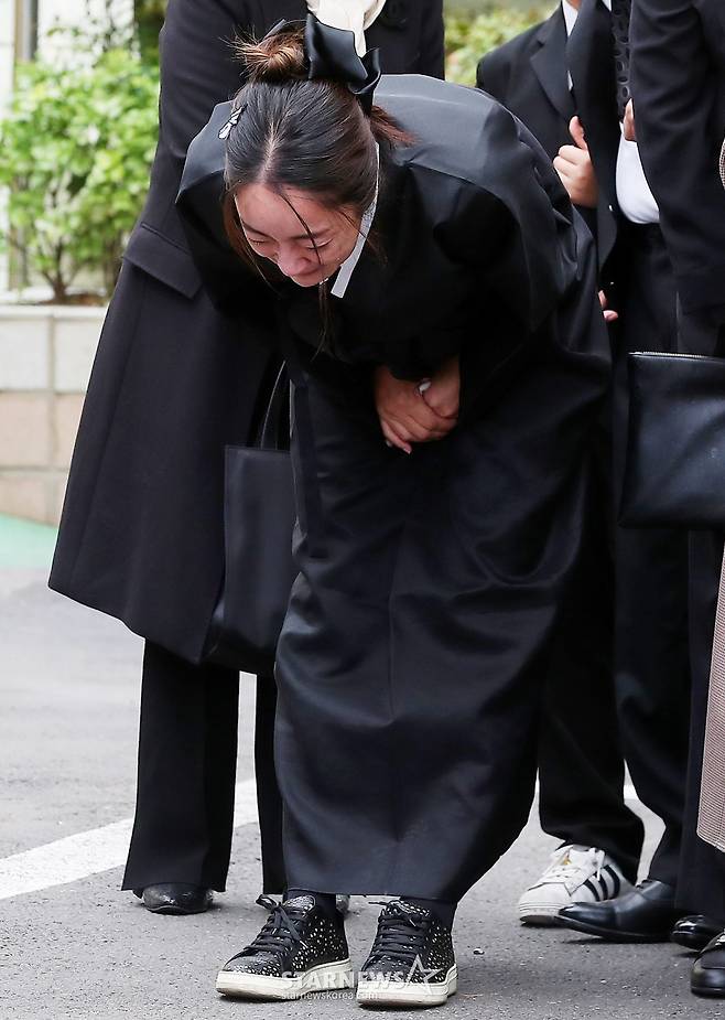 배우 고(故) 김수미 발인식이 27일 오전 서울 성동구 한양대학교 장례식장에서 엄수된 가운데 며느리 서효림이 슬픔에 잠겨 있다.  김수미는 지난 25일 오전 세상을 떠났다. 향년 75세.  고인은 이날 오전 8시 8분께 심정지 상태로 구급차에 실려 서울 성모병원으로 이송됐으나 사망했다. 유족에 따르면, 고혈당 쇼크에 따른 심정지가 온 것으로 알려졌다. 2024.10.27 /사진=김창현 chmt@