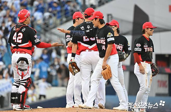 26일 오후 대구삼성라이온즈파크에서 열린 '2024 신한 SOL Bank KBO 한국시리즈' KIA 타이거즈와 삼성 라이온즈의 4차전 경기, KIA가 김태군의 만루 홈런에 힘입어 삼성에 9:2로 승리하며 통합우승까지 1승만을 남겨뒀다.  이날 경기에서 승리한 KIA 선수들이 기뻐하고 있다. 대구, 김한준 기자