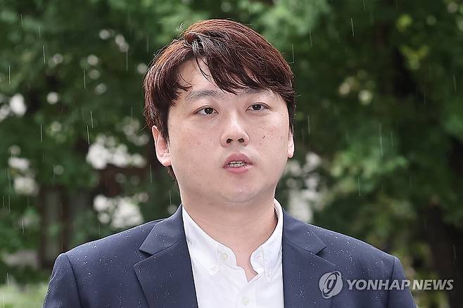 발언하는 박단 대전협 비상대책위원장 박단 비상대책위원장이 8월 21일 참고인 조사를 위해 21일 오전 서울 마포구 서울경찰청 광역수사단으로 출석하며 취재진에 입장을 밝히고 있다. [연합뉴스 자료사진]