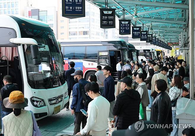 청주 시외버스터미널서 버스 기다리는 승객들 (청주=연합뉴스) 이성민 기자 = 티머니 전산시스템이 마비된 27일 오후 청주 가경동 시외버스터미널에서 승객들이 버스를 기다리고 있다. 2024.10.27 chase_arete@yna.co.kr