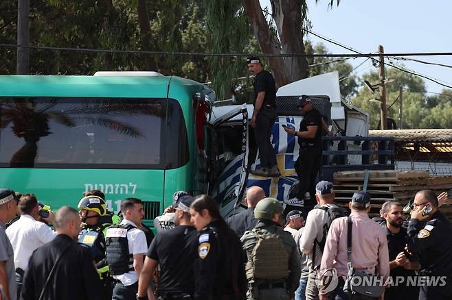 텔아비브 버스정류장에 트럭 돌진 [AFP 연합뉴스. 재판매 및 DB 금지]