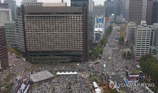 한국교회 200만 연합예배 (서울=연합뉴스) 김성민 기자 = 27일 오후 서울 중구 서울광장 일대에서 개신교계 임의 단체인 '한국교회 200만 연합예배 및 큰 기도회 조직위원회'가 동성결혼 합법화와 차별금지법 제정 반대를 촉구하는 집회를 열고 있다. 2024.10.27 ksm7976@yna.co.kr