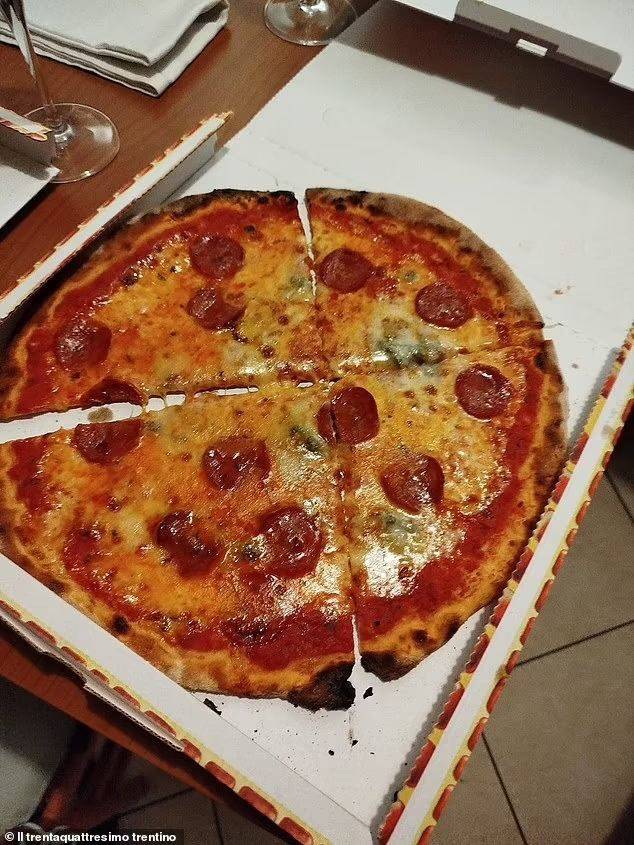 한 남성은 피자를 조각내기 위해 약 3000원의 추가 비용을 지불했다. 사진=영국 데일리메일 캡처